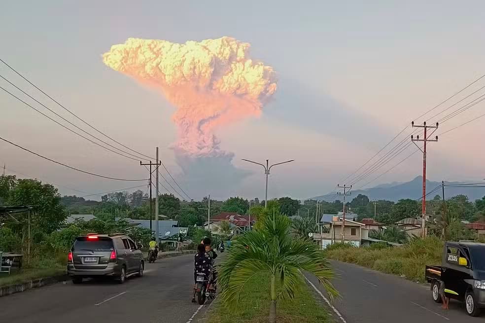 Vulcão entra em erupção pela 2ª vez em menos de um mês na Indonésia