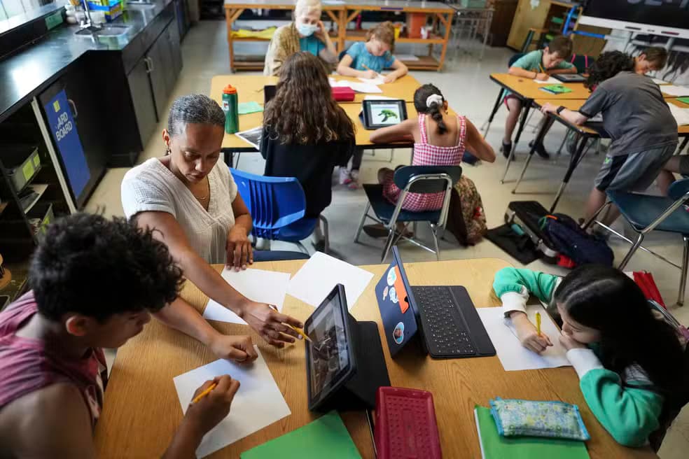 Professores dos EUA adotam IA no planejamento de aulas e correções