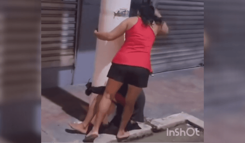 VÍDEO: Suspeito é amarrado em poste e leva &#8216;chinelada&#8217; de mulher após assalto em Tefé; vídeo