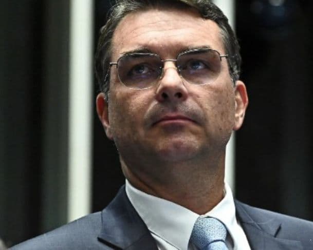 Flávio Bolsonaro faz postagem comentando tarifaço do Trump, mas apaga horas depois