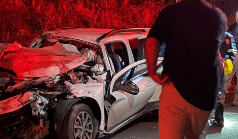 Acidente entre carro e ônibus deixa mulher morta e 4 pessoas feridas na BR-174