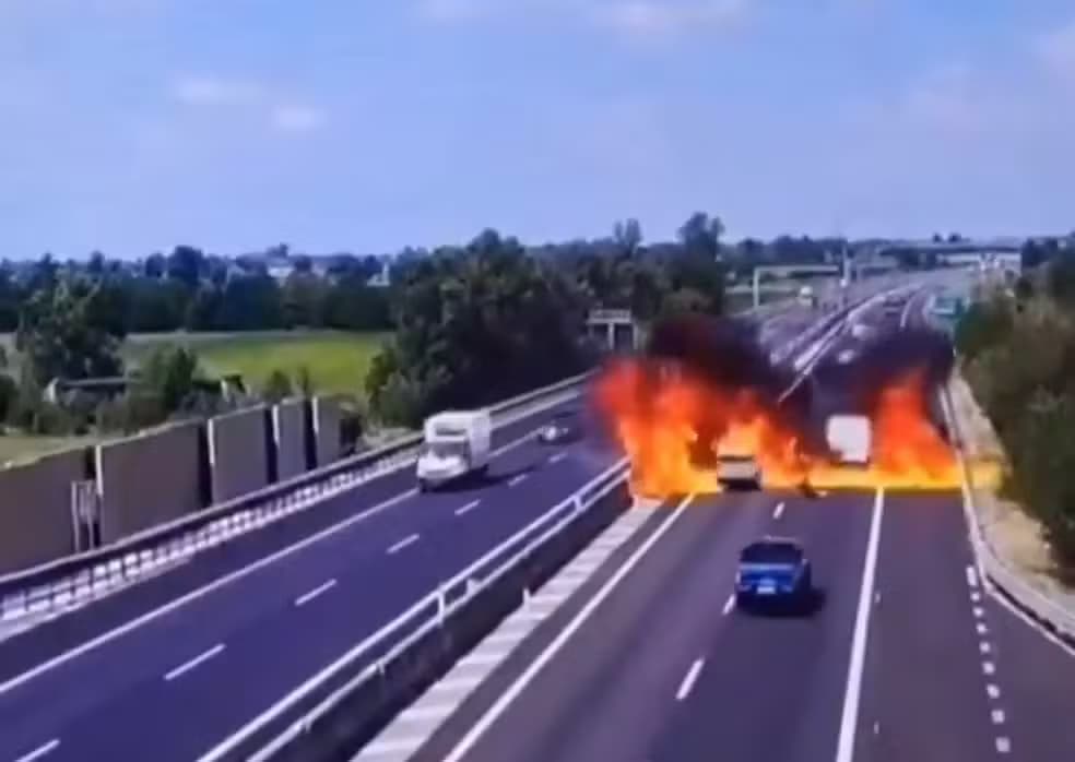 IMPRESSIONATE: Avião de pequeno porte cai e mata 2 pessoas em estrada na Itália; veja o vídeo