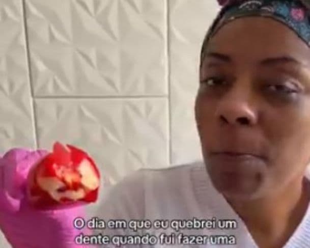 Confeiteira quebra dente enquanto faz propaganda de Morango do Amor