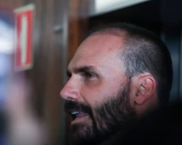 Moraes manda bloquear bens e contas bancárias de Eduardo Bolsonaro