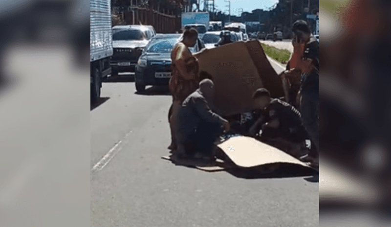 Colisão entre carro e moto deixa dois feridos na avenida Torquato Tapajós, em Manaus
