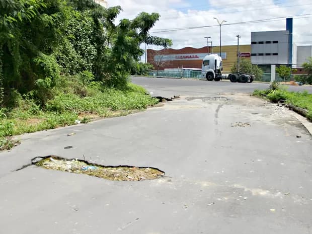 Políticos do AM reagem ao &#8216;dispositivo I.A&#8217; para identificar buracos em Manaus