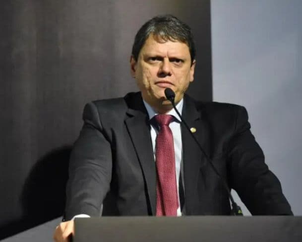 Tarcísio de Freitas alfineta Lula sobre tarifaço dos EUA: &#8220;Não adianta se esconder atrás do Bolsonaro&#8221;