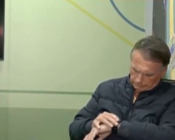 Jornalista encerra entrevista cedo para que Bolsonaro possa voltar cedo para casa