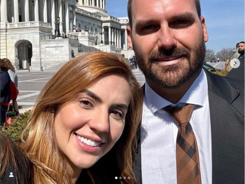 “Mesmo de longe, continua lutando pelo nosso Brasil”, declara Débora Menezes ao parabenizar Eduardo Bolsonaro nas redes sociais