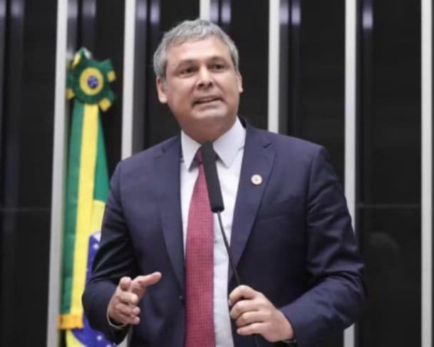 Líder do PT na Câmara pede ao STF a prisão preventiva e o bloqueio de bens de Eduardo Bolsonaro