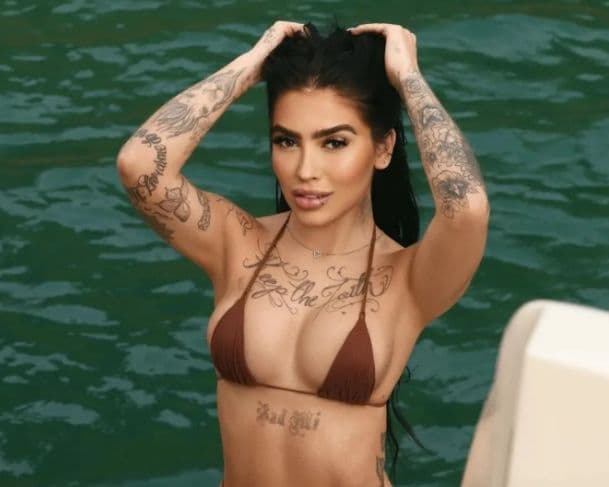&#8220;Burrice das pessoas&#8221;: MC Mirella se irrita com haters que atacam seu trabalho com conteúdo adulto