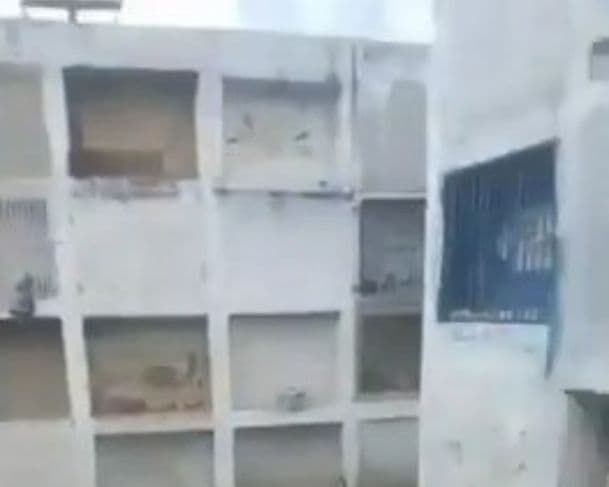 Imagens fortes: Corpo de mulher é retirado de tumulo e assusta pessoas na Bahia