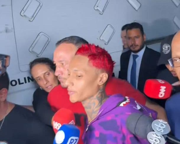 “Tropa, vou me entregar&#8221;: veja momento da chegada do rapper Oruam na delegacia