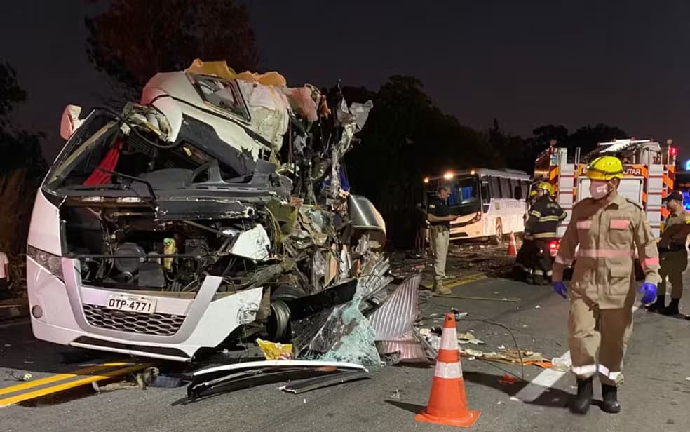 Acidente entre carreta, micro-ônibus e ônibus deixa 5 mortos no norte de Goiás; parte das vítimas são estudantes
