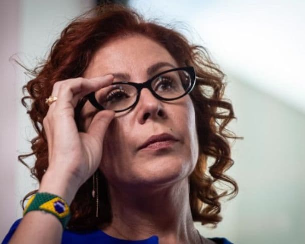 Líder do PL diz que Carla Zambelli pode continuar exercendo seu mandato mesmo presa