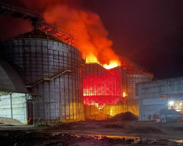 Incêndio de grandes proporções atinge silo de grãos no Rio Grande Sul