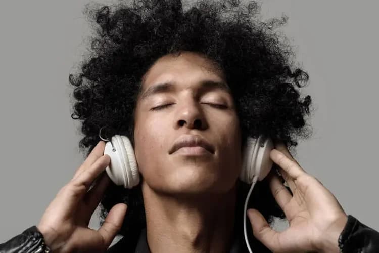 Por que a música arrepia? A neurociência por trás das emoções que sentimos ao ouvir uma melodia