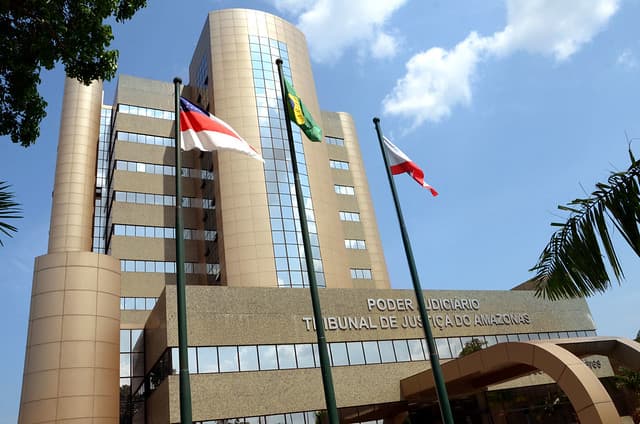 VÍDEO: Tremor causa pânico e servidores deixam prédio do Tribunal de Justiça em Manaus