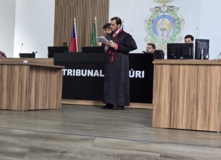 Homem ligado ao Comando Vermelho é condenado a 63 anos de prisão por triplo homicídio em Manaus
