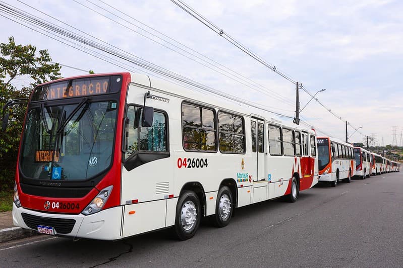 David Almeida entrega mais 20 ônibus modernos em Manaus