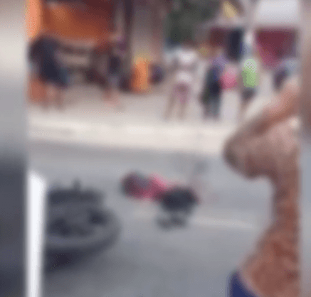 IMAGENS FORTES: Criança morre com cabeça esmagada após cair de motocicleta em RJ
