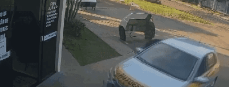 Carro de autoescola invade prédio durante aula de baliza em Mamborê