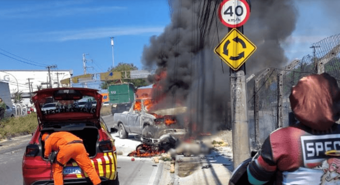 IMAGEM FORTE: Motociclista morre carbonizado ao bater em carro em grave acidente em Manaus