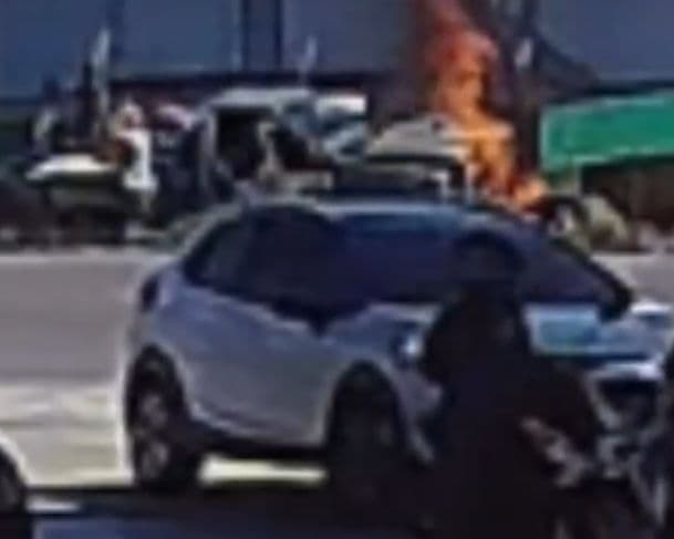 Vídeo flagra momento que motociclista morre carbonizado após ser atingido por caminhonete no Distrito